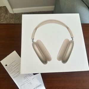 Apple AirPods Max Over-Ear Headphones in Starlight